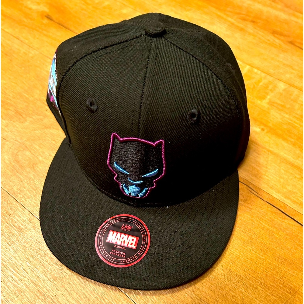 NWT New Collectable Marvel premium snapback Cap.60 years edition.